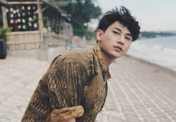 hình ảnh một người đàn ông chăm sóc tóc