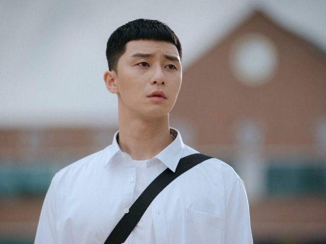 Hình ảnh một người đàn ông với kiểu tóc quân đội Mỹ cắt cao và gọn gàng, phù hợp với khuôn mặt vuông, tôn lên nét nam tính