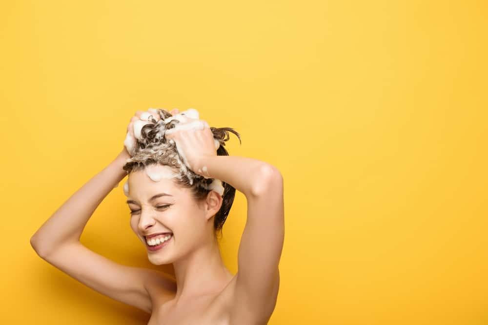 Hình ảnh người phụ nữ đang gội đầu đúng cách, giữ cho mái tóc ngắn luôn sạch khỏe