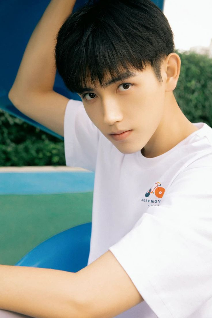 Học sinh nam điển trai với kiểu tóc French Crop