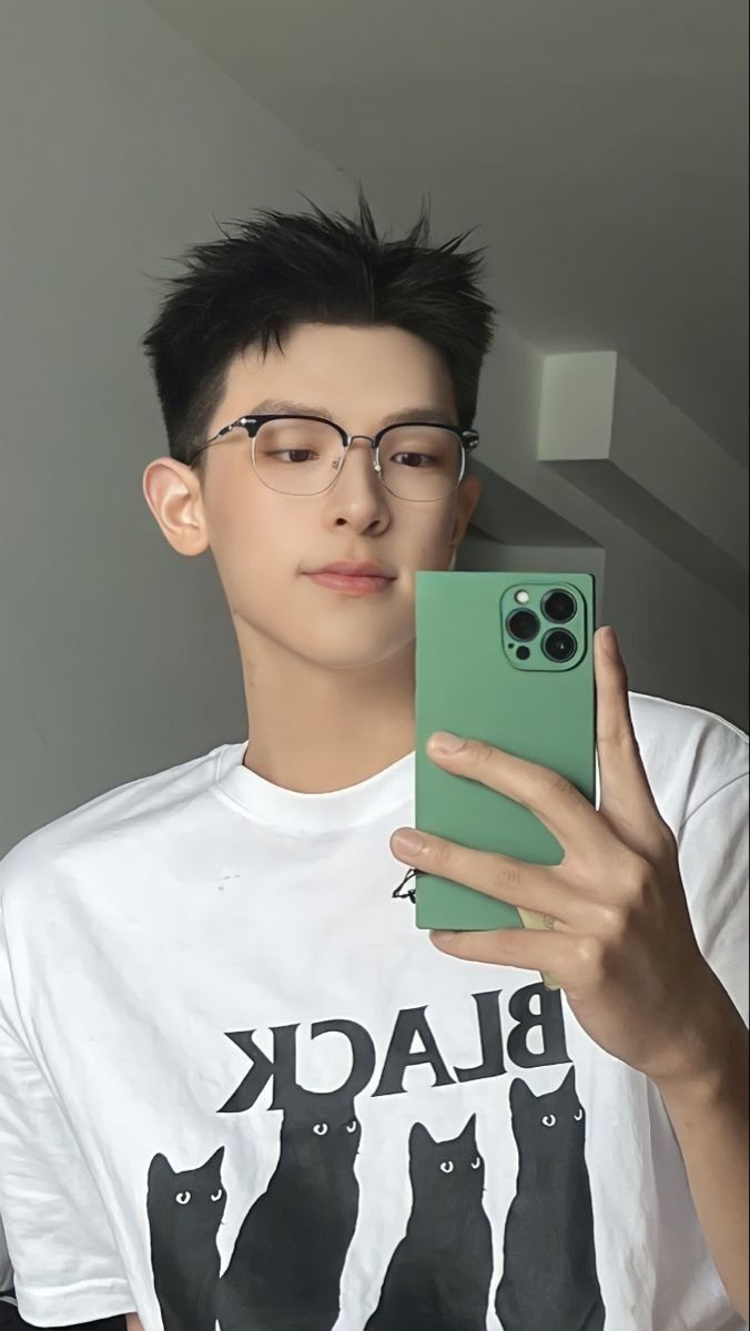 Học sinh nam nổi bật với kiểu tóc Quiff ngắn thời trang