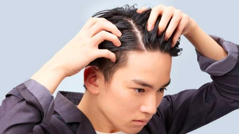 Hướng dẫn tạo kiểu tóc xoăn tại nhà bằng gel, giúp định hình các lọn tóc xoăn.