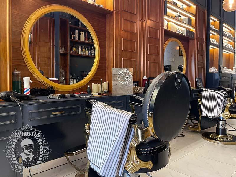 Không gian sang trọng tại Augustus Barbershop, địa chỉ cắt kiểu tóc Mohican nam.