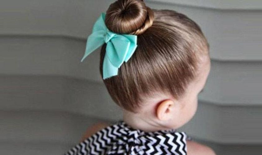 Kiểu búi tóc gọn gàng và thanh lịch cho bé gái
