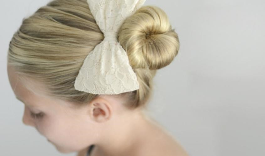 Kiểu cột tóc búi hai bên cho bé gái tóc ngắn thêm phần đáng yêu