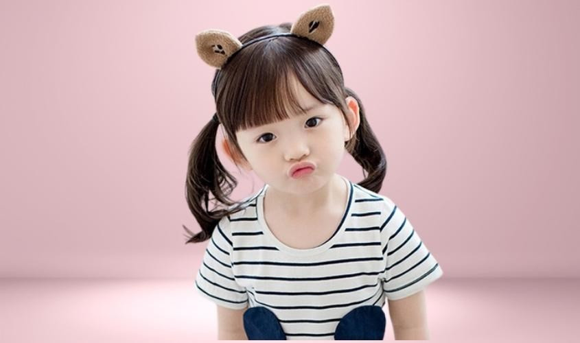 Kiểu cột tóc cao hai bên đơn giản cho bé gái tóc ngắn năng động