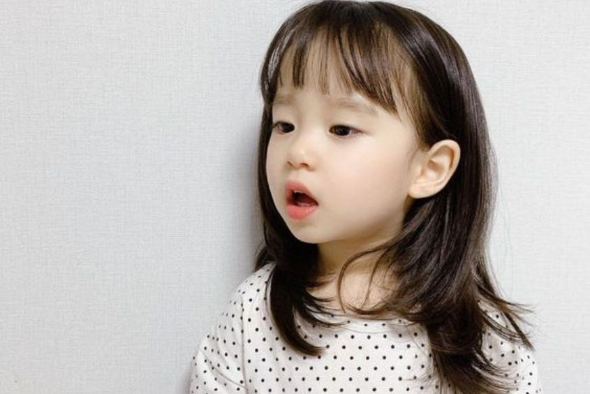 Kiểu mái thưa nhẹ nhàng cho bé gái 12 tuổi thêm phần duyên dáng