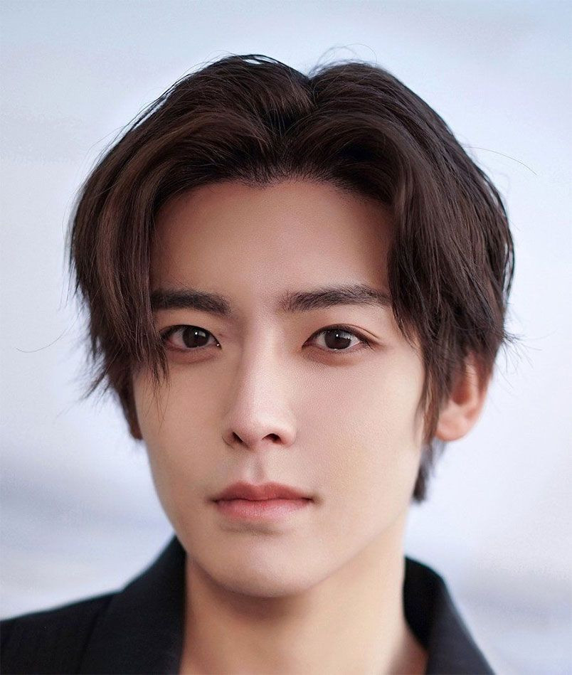 Kiểu tóc bổ đôi mái 5:5 năng động phù hợp chụp ảnh tốt nghiệp