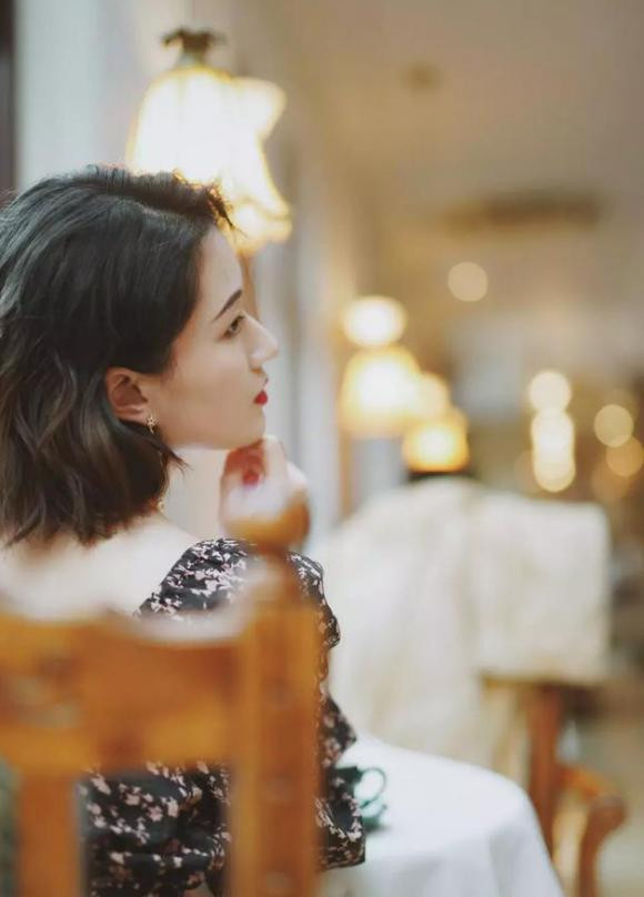 Kiểu tóc bob layer tạo volume giúp khắc phục nhược điểm đầu bẹt