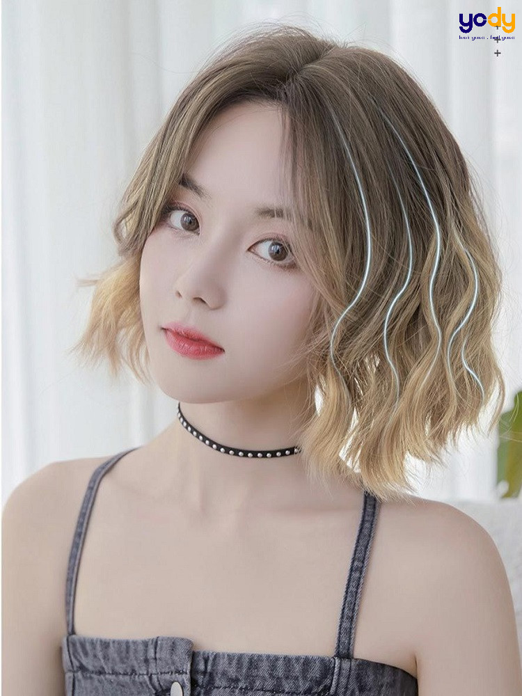 Kiểu tóc bob ngắn rẽ ngôi lệch cổ điển nhưng đầy cá tính cho mặt tròn