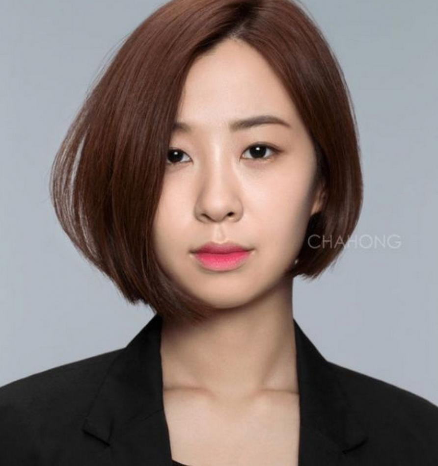 Kiểu tóc bob uốn cụp kết hợp mái chéo, tạo vẻ ngoài hài hòa và thanh thoát cho phụ nữ trung niên