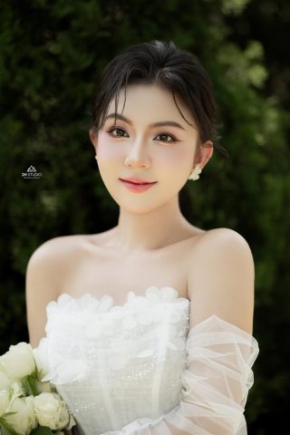 Kiểu tóc búi cao thanh lịch phù hợp chụp ảnh Tết