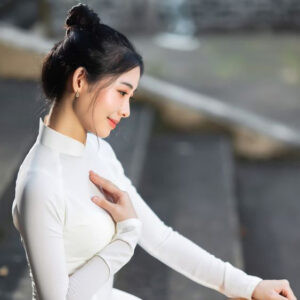 Kiểu tóc búi củ tỏi cao gọn gàng