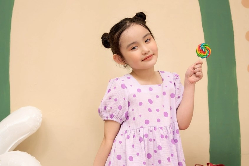 Kiểu tóc búi Natra cá tính và gọn gàng trên mái tóc dài của bé gái 10 tuổi