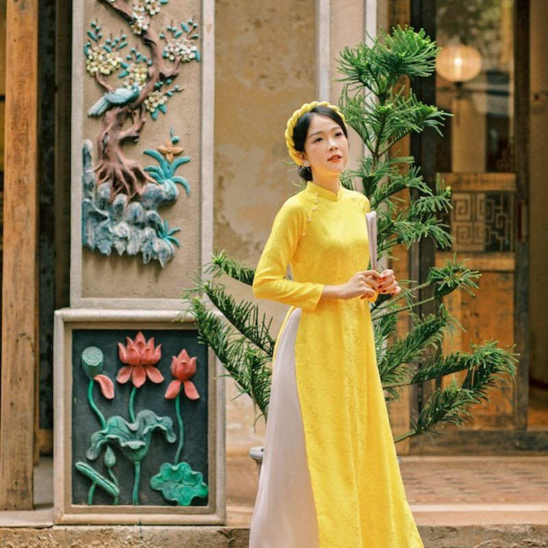 Kiểu tóc búi thấp cổ điển với mái xéo, phù hợp áo dài