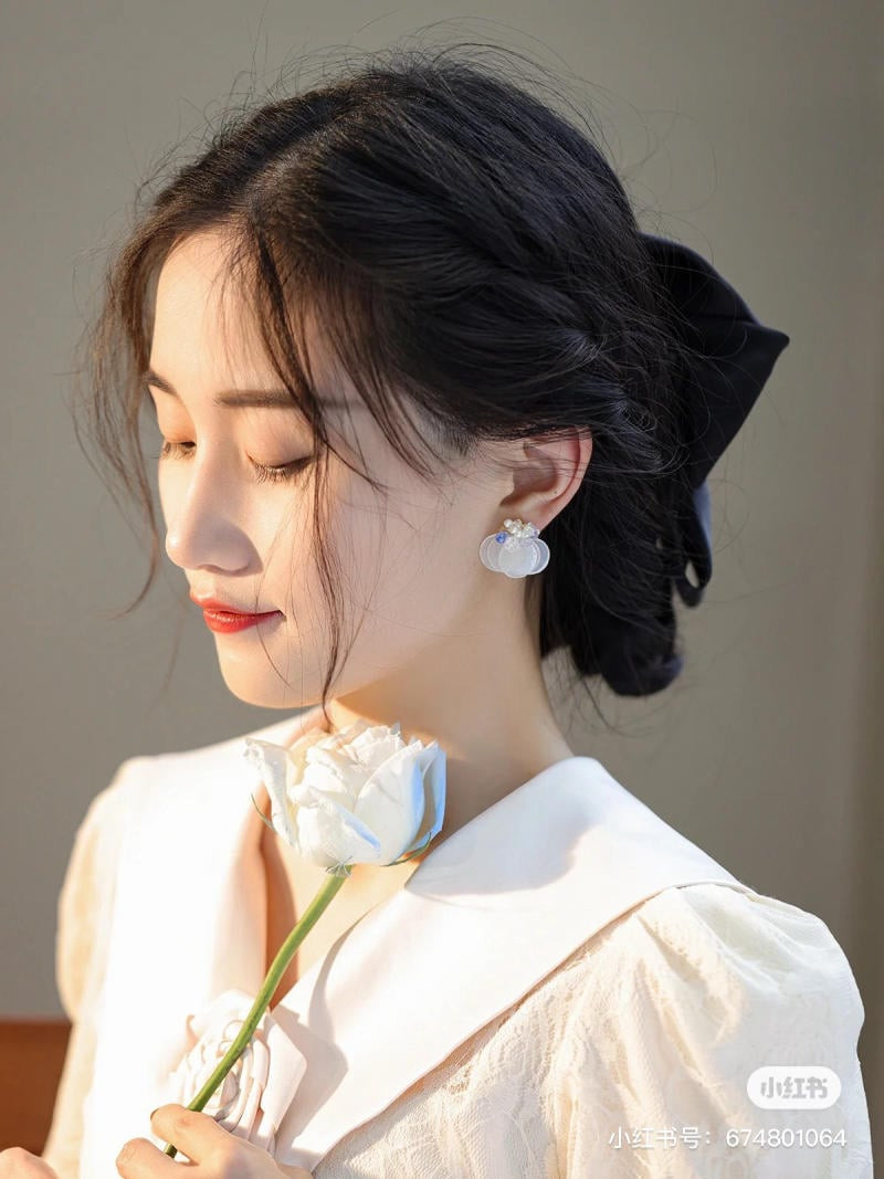 Kiểu tóc búi thấp kết hợp nơ lụa