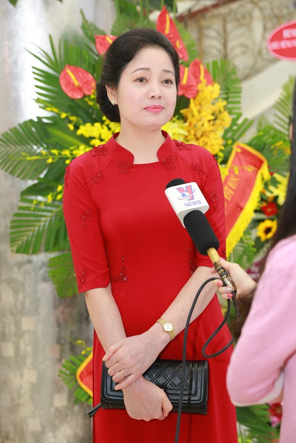 Kiểu tóc búi thấp thanh lịch cho bà sui mặc áo dài