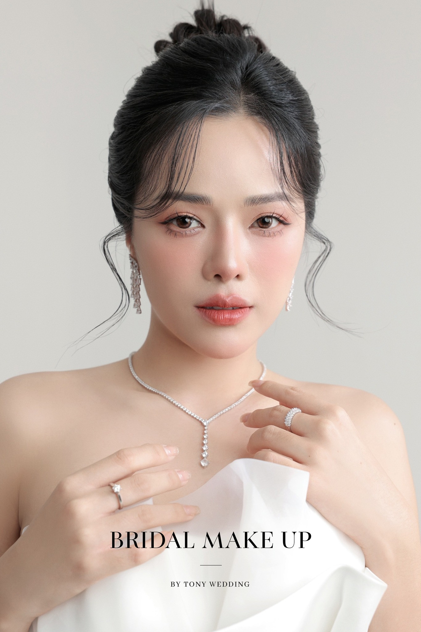 Kiểu tóc búi thấp thanh lịch cho cô dâu mặt dài