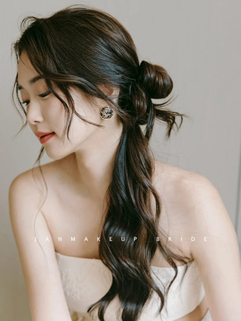 Kiểu tóc búi xoắn lệch một bên tinh tế