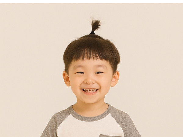 Kiểu tóc buộc chỏm Hàn Quốc độc đáo cho bé trai