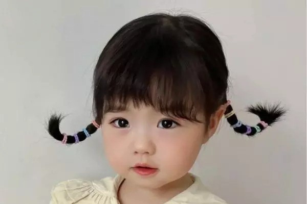 Kiểu tóc buộc đốt tre một nửa tạo vẻ ngoài độc đáo cho bé gái tóc ngắn đi học