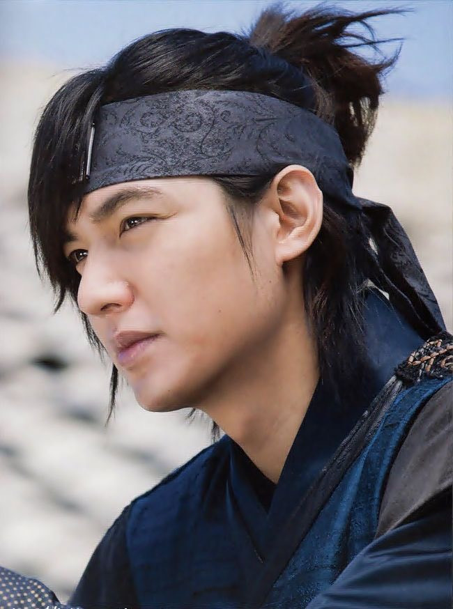 Kiểu tóc buộc đuôi ngựa mạnh mẽ của Lee Min Ho trong Faith