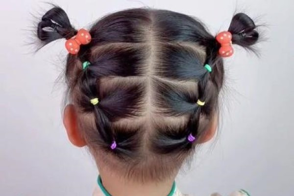Kiểu tóc buộc nhiều tầng ngược giúp bé gái tóc ngắn luôn mát mẻ và gọn gàng