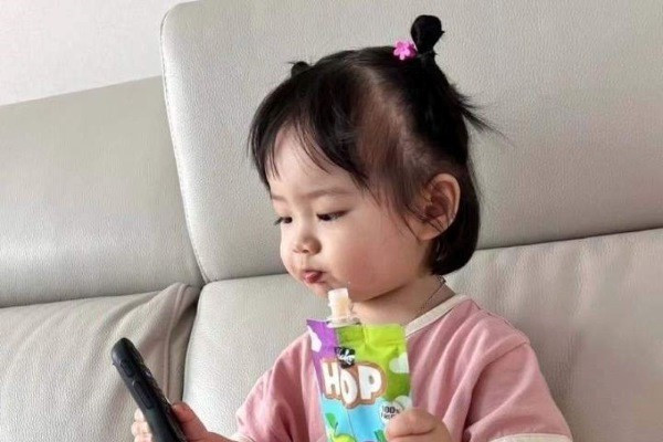 Kiểu tóc buộc nửa đầu hai chỏm nhỏ hai bên duyên dáng cho bé đi học