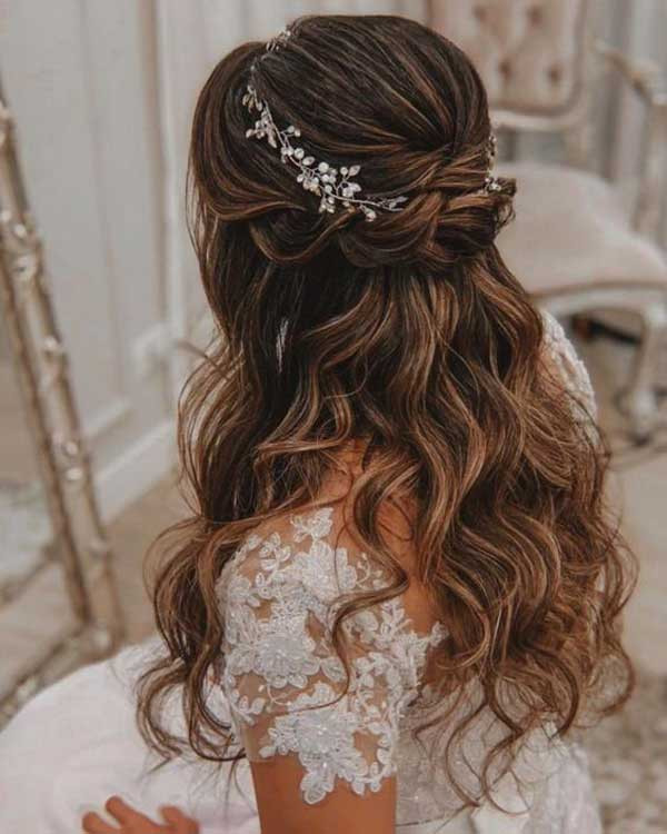 Kiểu tóc buộc nửa đầu uốn xoăn nhẹ nhàng cho mẹ chồng đẹp và trẻ trung