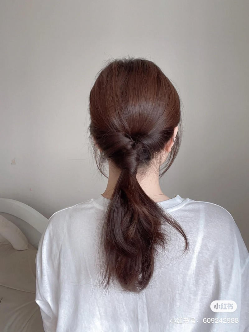 Kiểu tóc buộc thấp nhẹ nhàng, duyên dáng