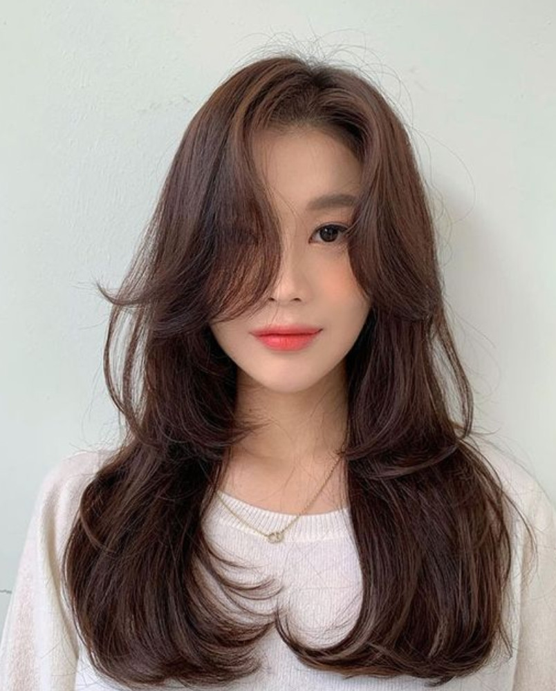 Kiểu tóc butterfly layer nữ giúp cân đối tỷ lệ gương mặt dài