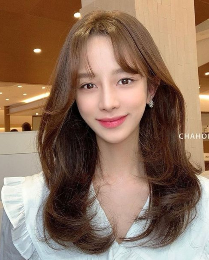Kiểu tóc butterfly layer nữ với mái và đuôi uốn xoăn tạo điểm nhấn