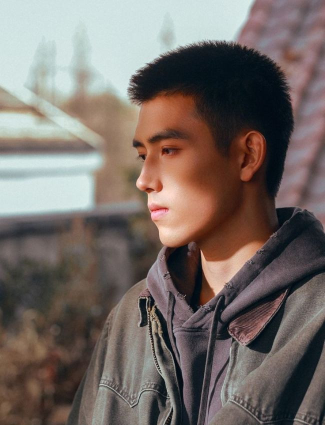 Kiểu tóc Buzz Cut mạnh mẽ của Lý Tuân