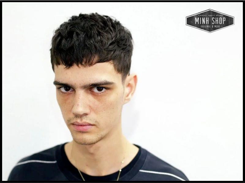 Kiểu tóc Caesar cổ điển, lựa chọn hoàn hảo cho tóc ngắn trán cao nam