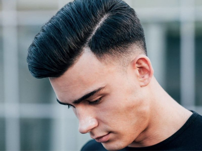 Kiểu tóc Caesar cổ điển nhưng hiện đại, phù hợp cho người hói đỉnh đầu nam