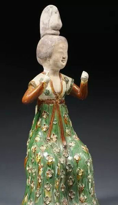 Kiểu tóc cao chót vót của phụ nữ thời Đường, thường sử dụng tóc giả Yi Ji để tạo độ phồng và trang trí cầu kỳ, là một điển hình của tạo hình tóc cổ trang nữ.