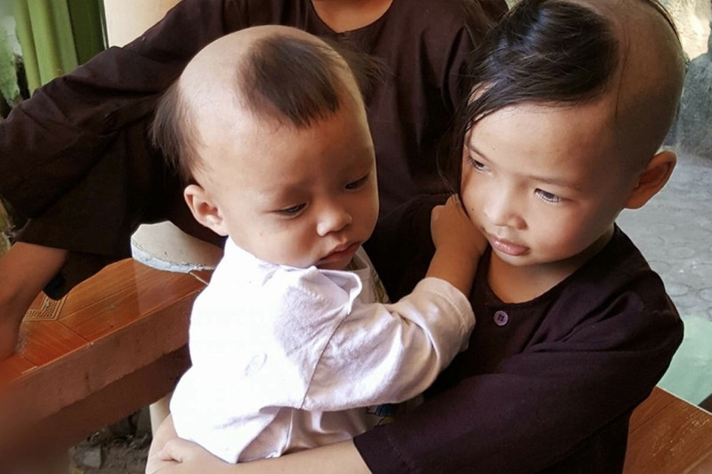 Kiểu tóc cho bé trai 9 tháng với ba giáng truyền thống