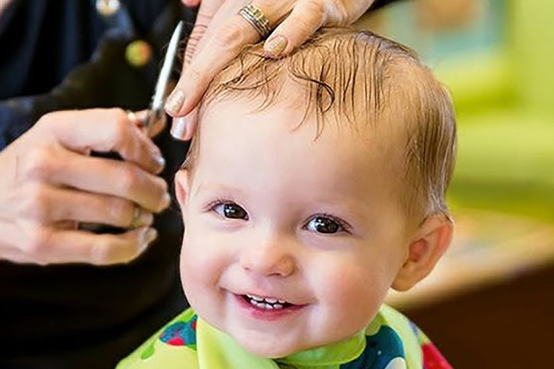 Kiểu tóc cho bé trai 9 tháng với phần tỉa hai bên