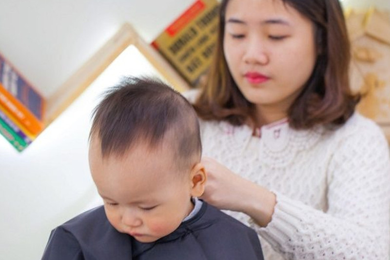 Kiểu tóc cho bé trai 9 tháng với phong cách trái đào