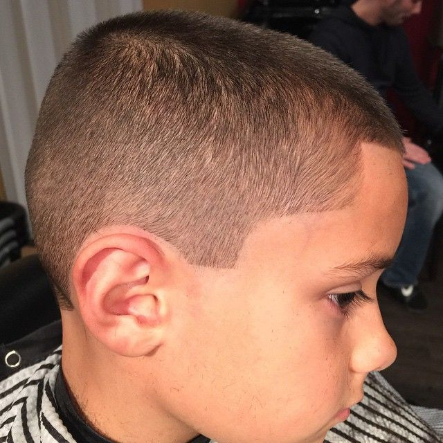 Kiểu tóc Crew Cut gọn gàng và khỏe khoắn cho bé trai mặt tròn, tóc được cắt ngắn đều khắp đầu.