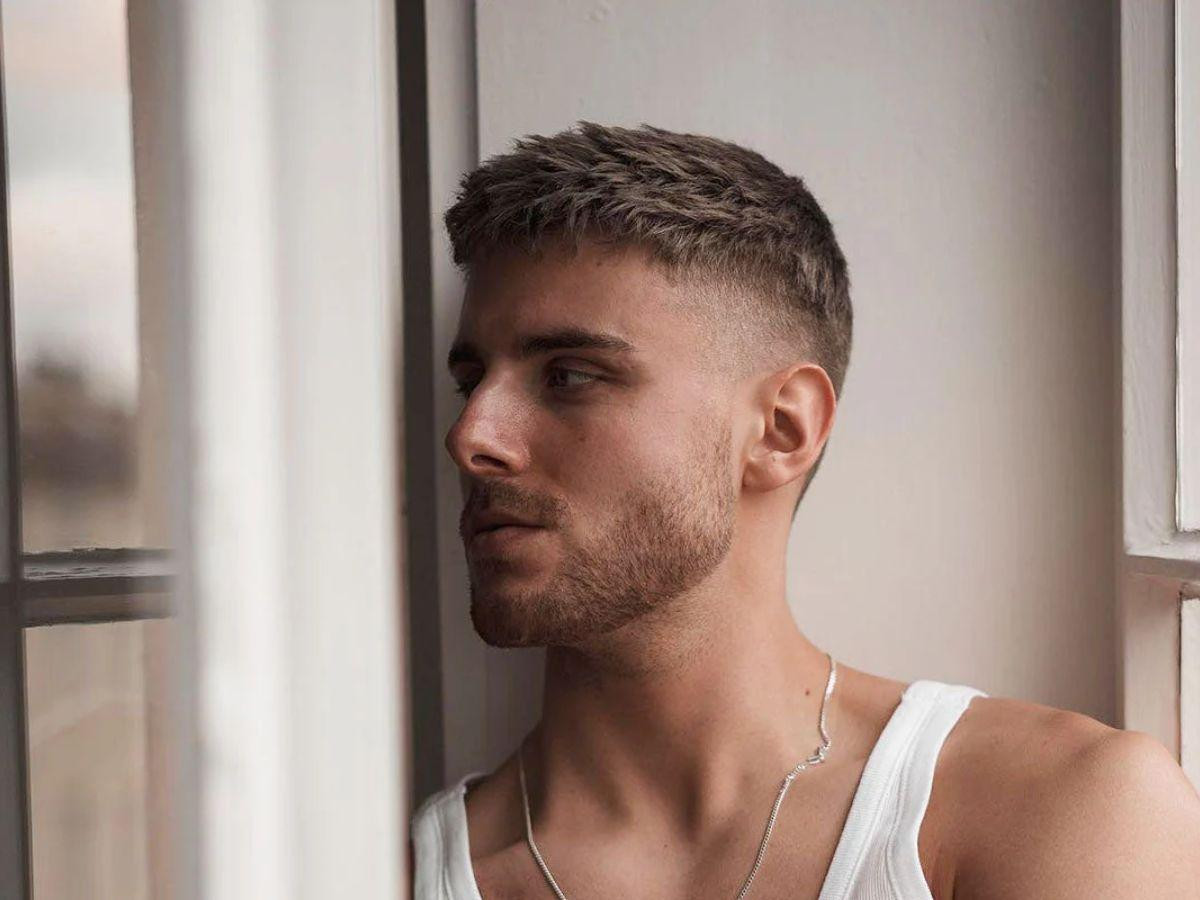 Kiểu tóc Crew Cut, phần tóc hai bên và gáy được cắt sát, đỉnh tóc dài hơn một chút có thể tạo kiểu linh hoạt, là một biến thể phổ biến của tóc nam quân đội