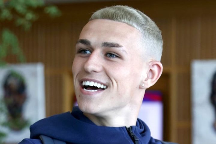 Kiểu tóc của Phil Foden với phần fade sát da và đỉnh tóc bạch kim