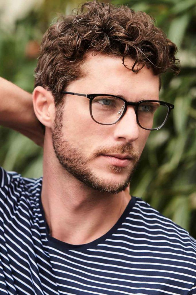Kiểu tóc curly hair nam kết hợp râu nam tính