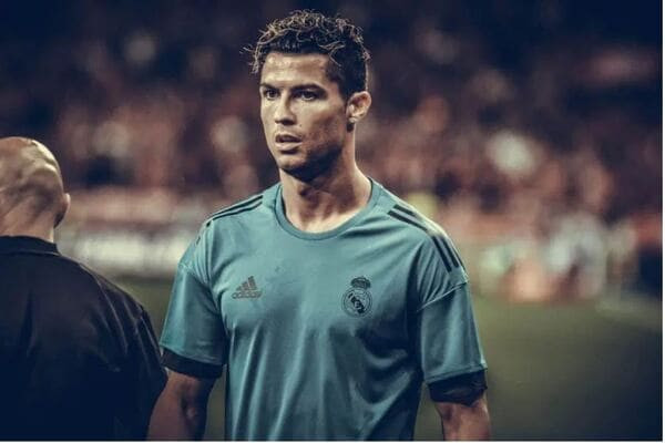 Kiểu tóc Curly Slick Back độc đáo của Ronaldo