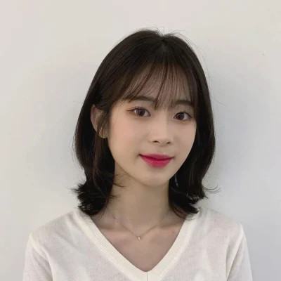 Kiểu tóc dài mái thưa cho gương mặt tròn