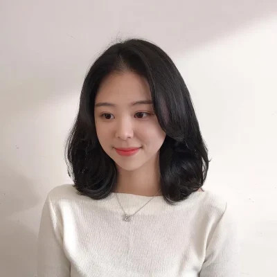Kiểu tóc dài ngang vai uốn cụp cho gương mặt tròn