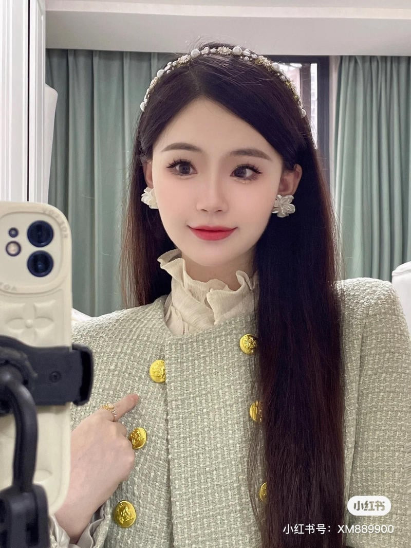 Kiểu tóc dài thẳng mượt mà tự nhiên