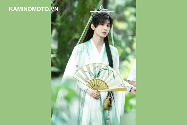 Kiểu tóc dài xõa tự nhiên, vẻ đẹp cổ trang huyền bí và lãng tử, thường thấy ở các nhân vật pháp sư.