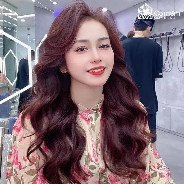 Kiểu tóc dài xoăn bloom cho vẻ ngoài tươi trẻ