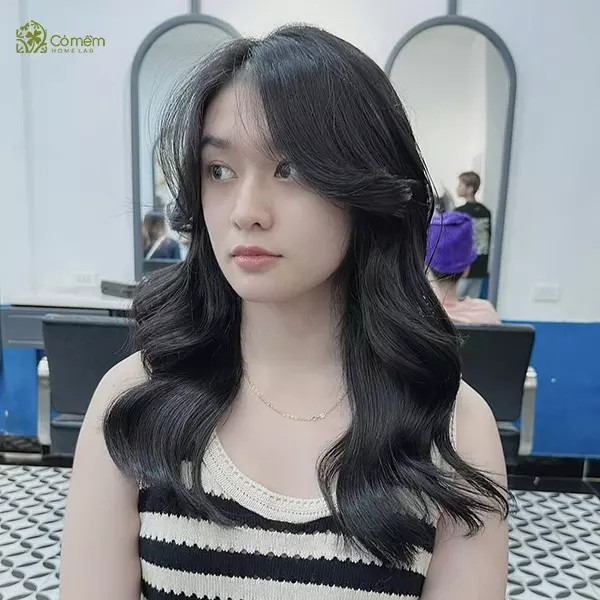 Kiểu tóc dài xoăn đuôi dễ thương